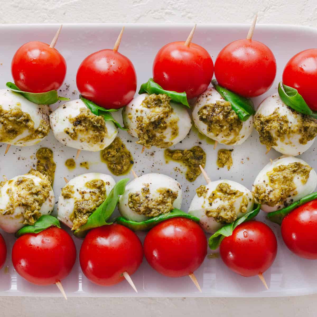 Tomaten-Mozzarella-Spieße mit Pesto – Fingerfood (schnell &amp; kalt)