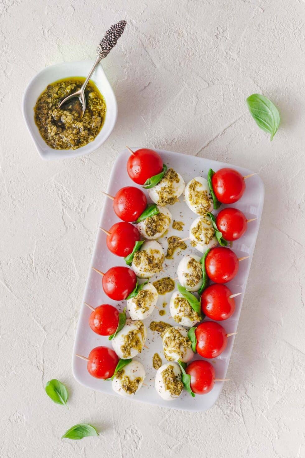 Tomaten-Mozzarella-Spieße mit Pesto