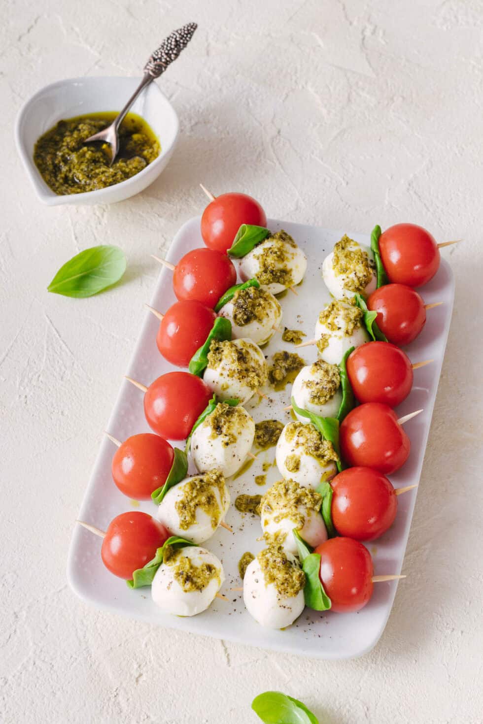 Tomaten-Mozzarella-Spieße mit Pesto