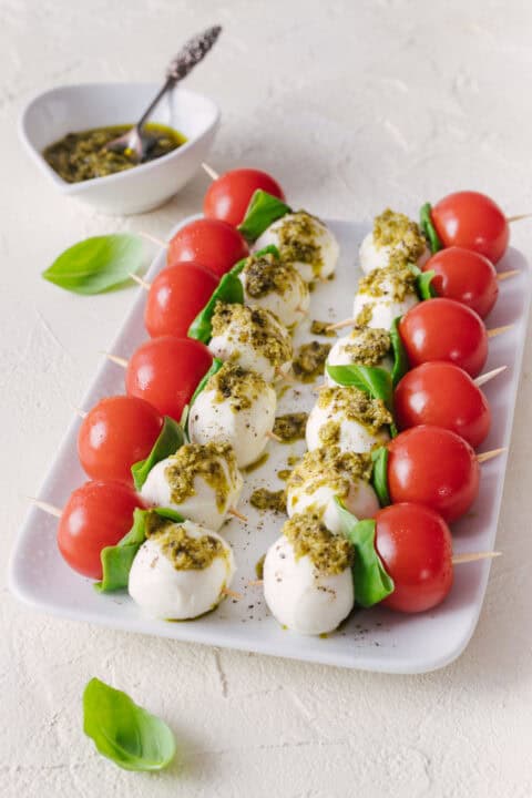 Tomaten-Mozzarella-Spieße mit Pesto