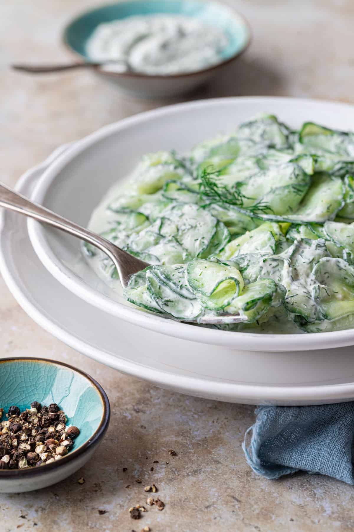gurkensalat-mit-schmand-13 Gurkensalat serviert mit einem Löffel