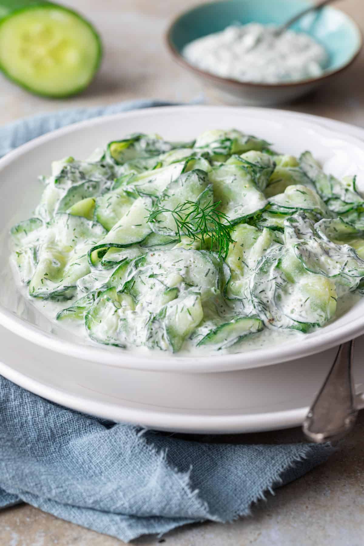 gurkensalat-mit-schmand-5 Gurkensalat mit Schmand und Dill in einer Schüssel