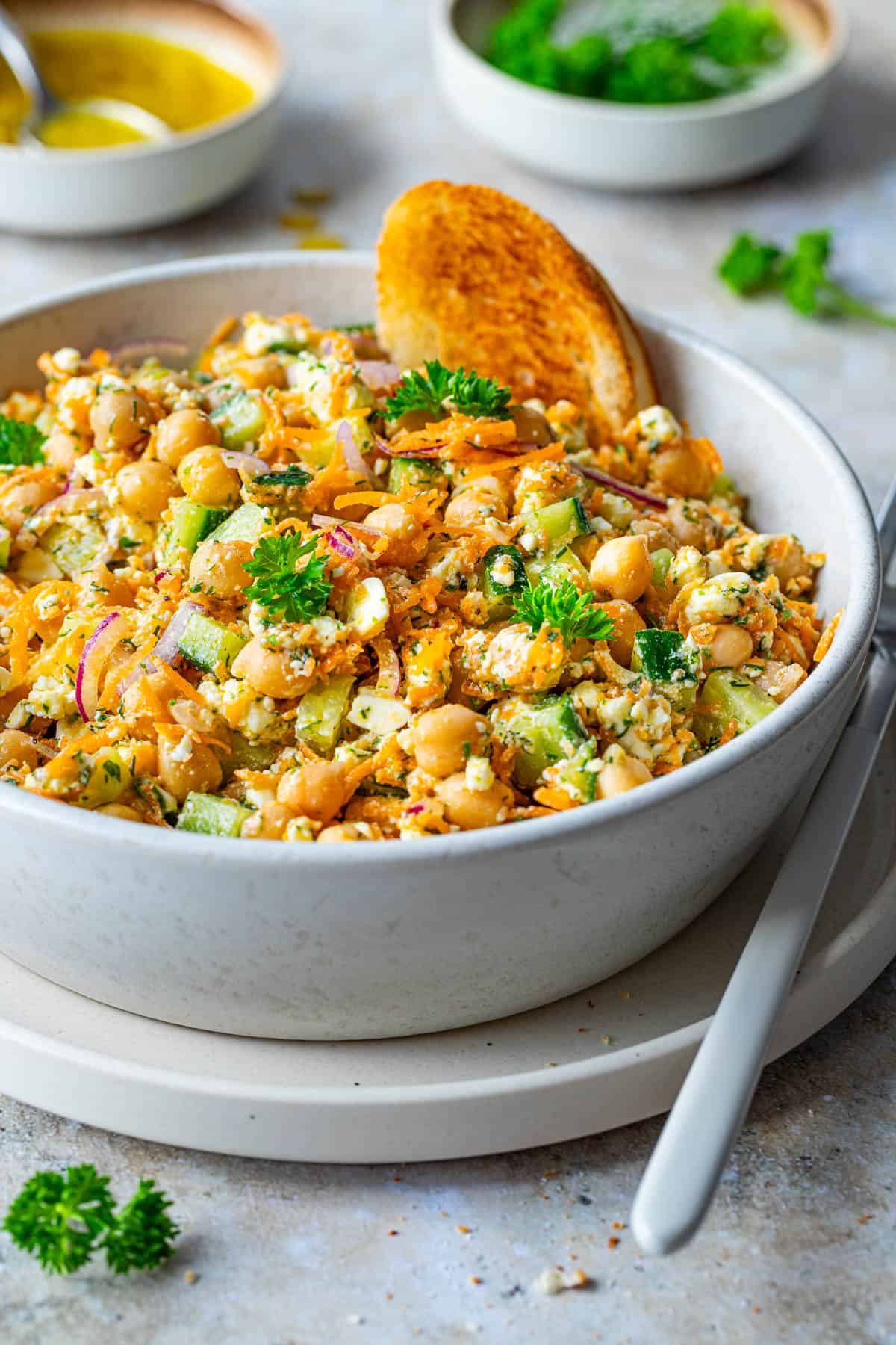 Salat mit Kichererbsen und Feta