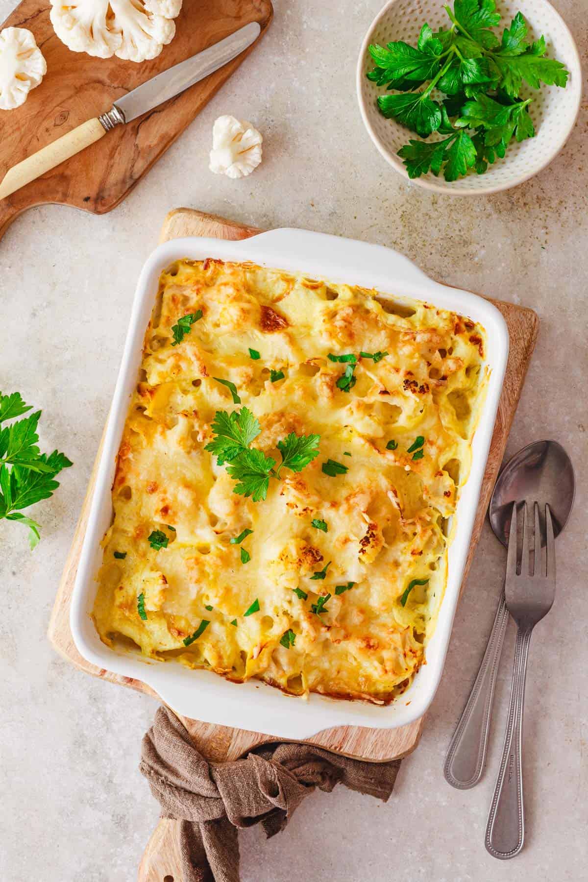 Blumenkohl-Kartoffel-Gratin in einer Auflaufform fotografiert.