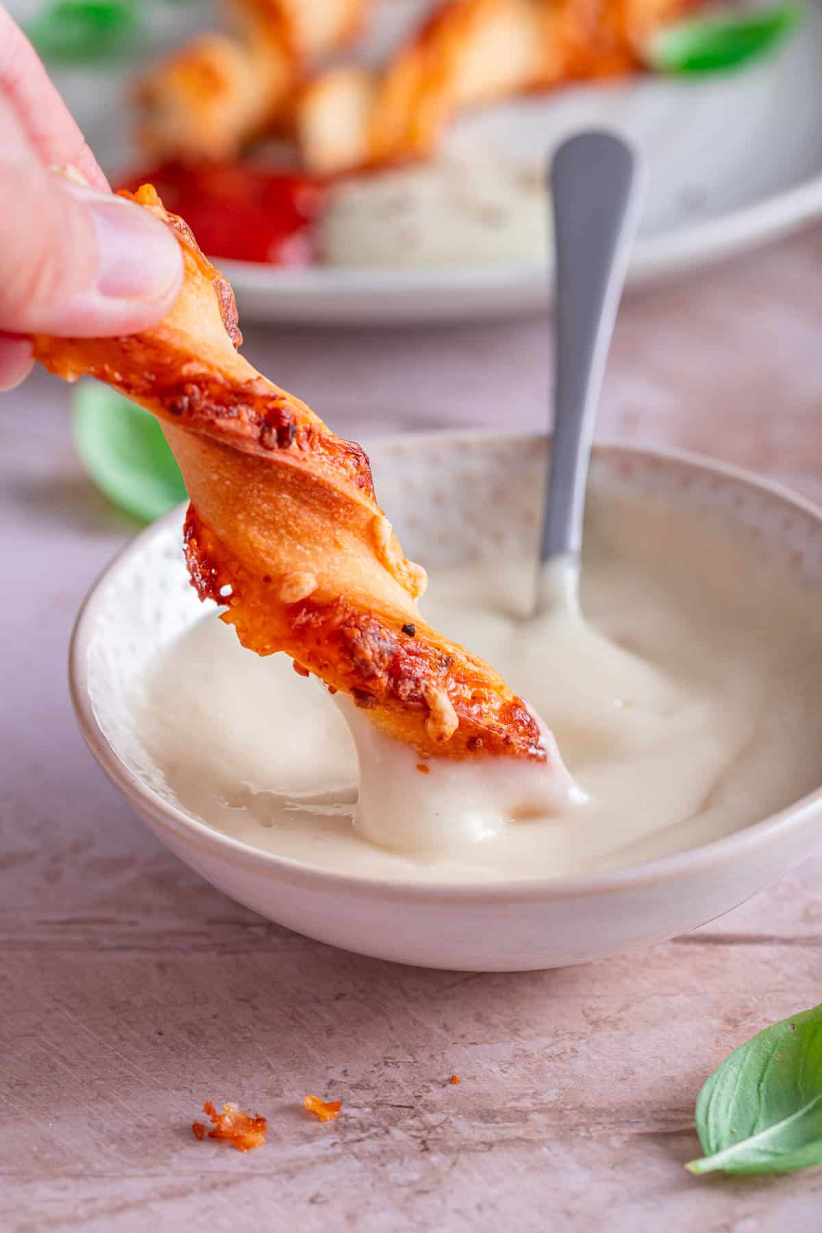 Pizzastangen selber gemacht mit Aioli Dip in einer Schale.