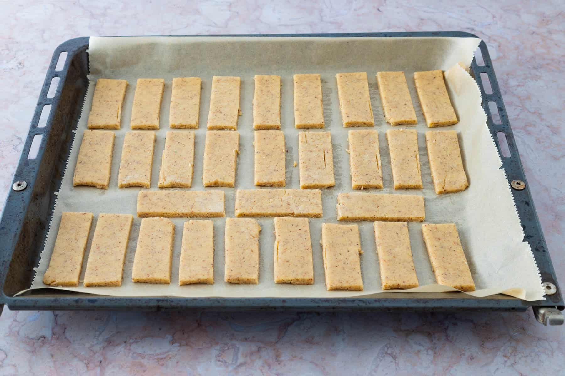 Nussplätzchen geschnitten auf einem Backblech