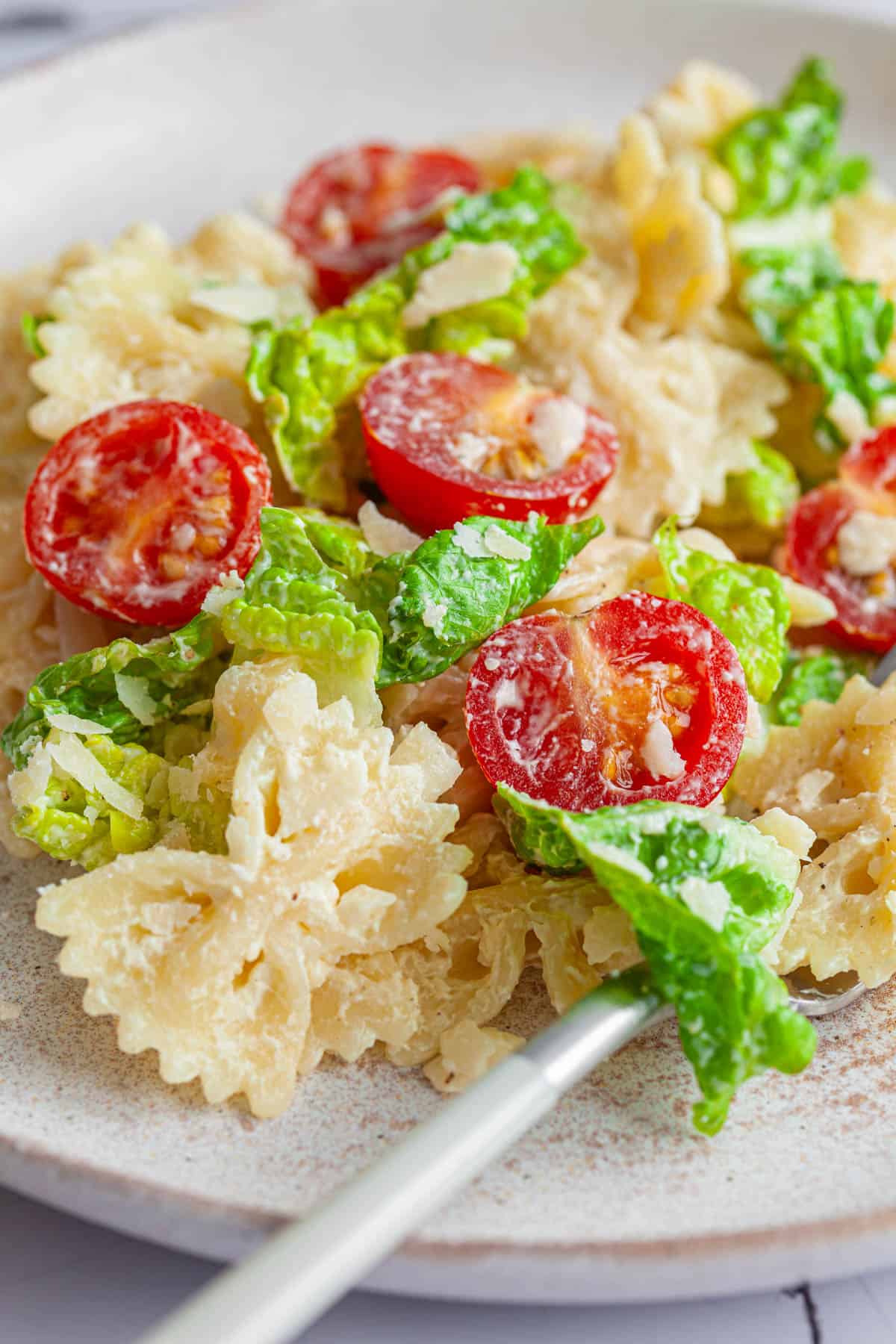 Caesar-Salat mit Nudeln auf einem Teller