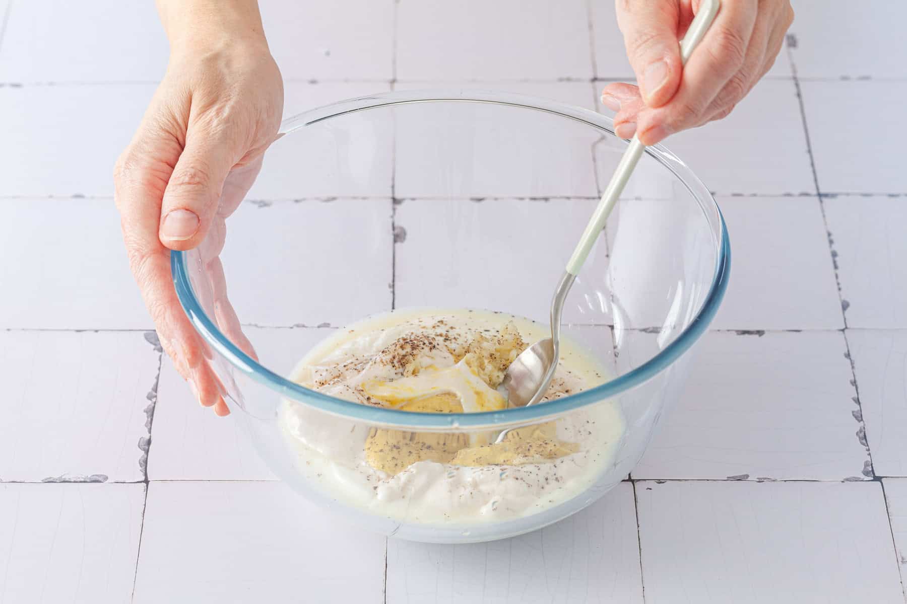 Dressing für Caesar Pasta Salat wird in einer Schüssel angerührt