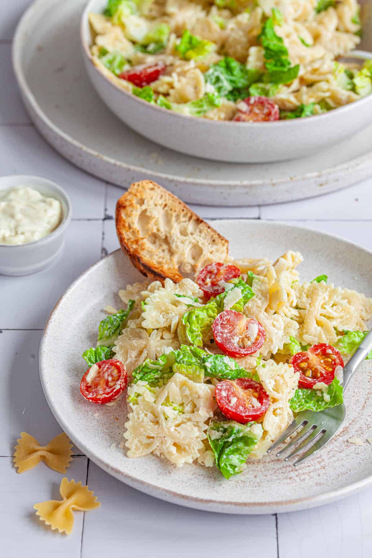 Eine Portion vegetarischer Nudelsalat im Caesar-Style