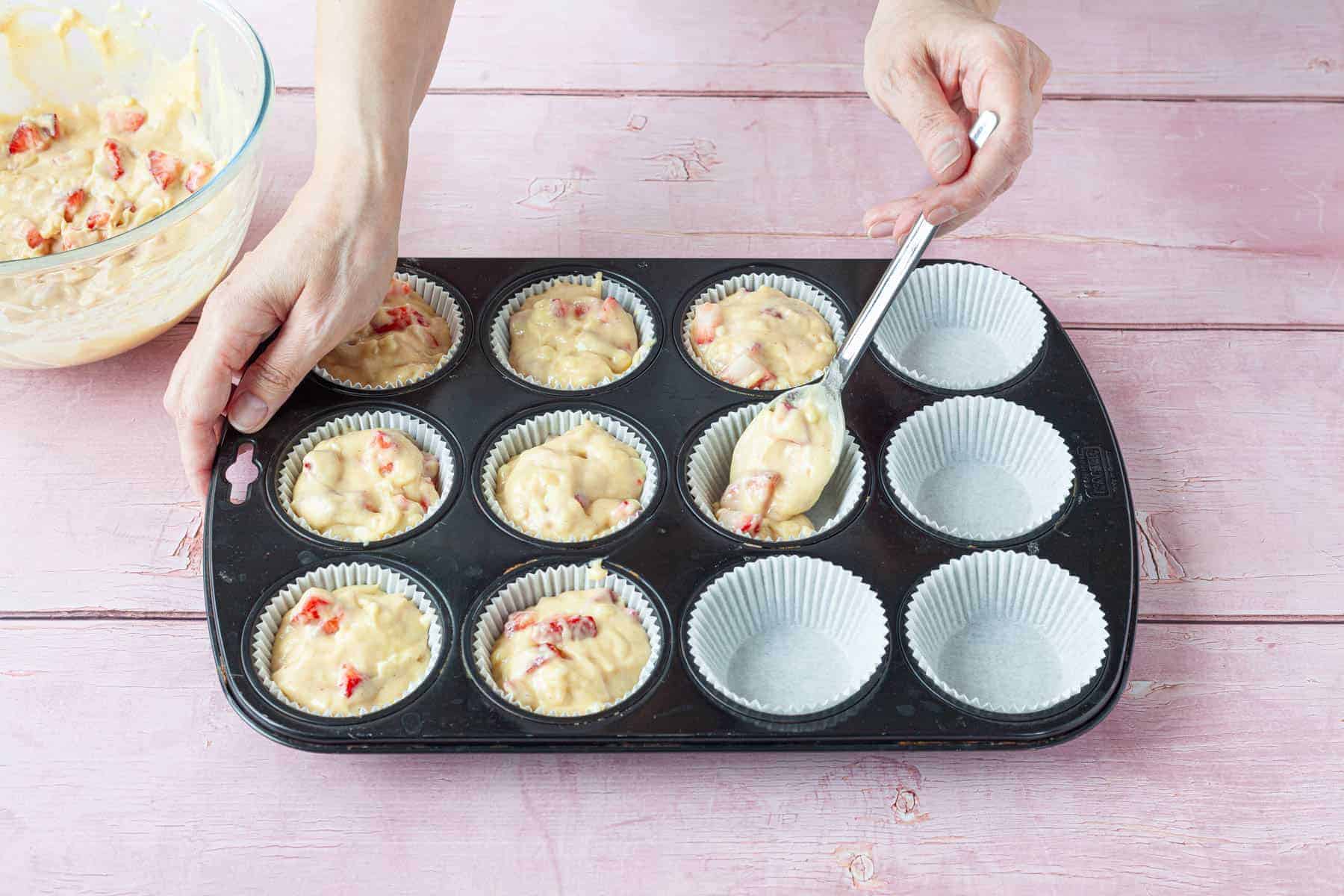 Förmchen mit Erdbeer-Muffin-Teig füllen